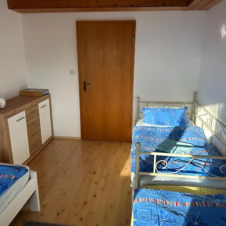 Kurtz Apartment *